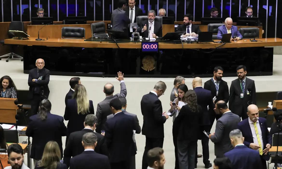 Câmara aprova urgência para projetos de corte de gastos e governo promete negociar