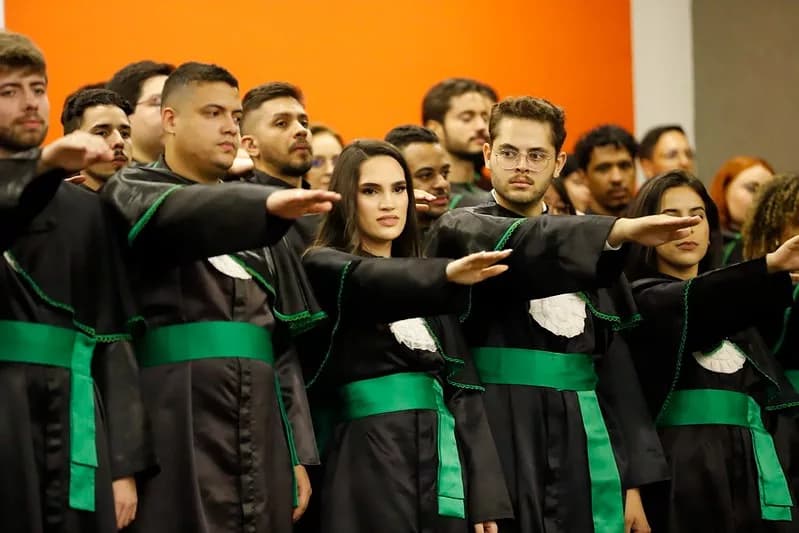 Novos médicos e enfermeiros formados pela Escs são homenageados em solenidades de colação de grau