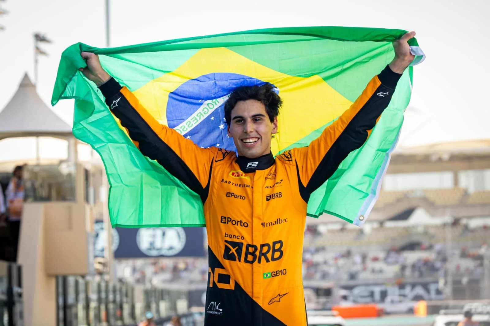 Gabriel Bortoleto conquista título inédito na Fórmula 2 com apoio do BRB