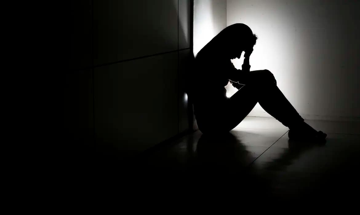 Sobrecarga de trabalho eleva risco de depressão em mães cientistas