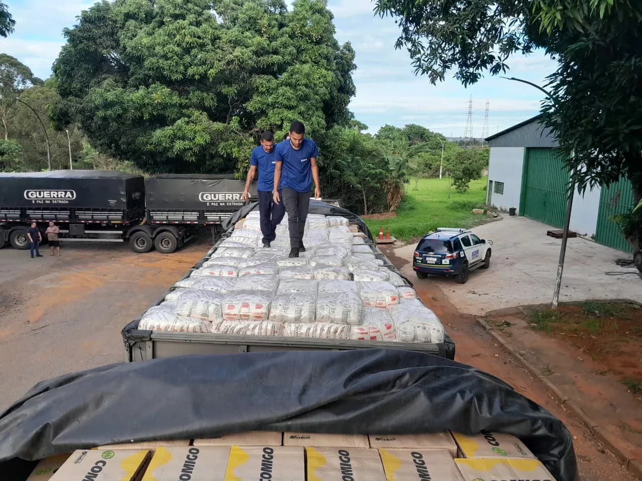 Operações de fiscalização apreendem 51 mil litros de óleo e 51 toneladas de produtos em rodovias do DF
