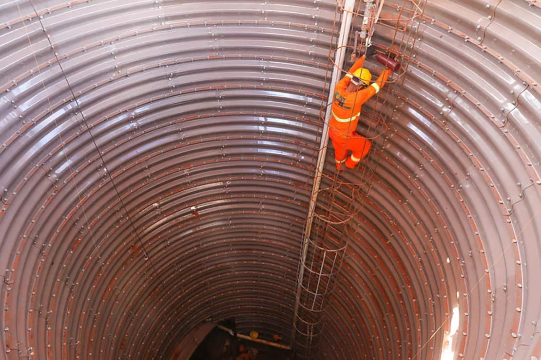 Drenar DF avança com fechamento dos poços de visita e reforça combate a enchentes