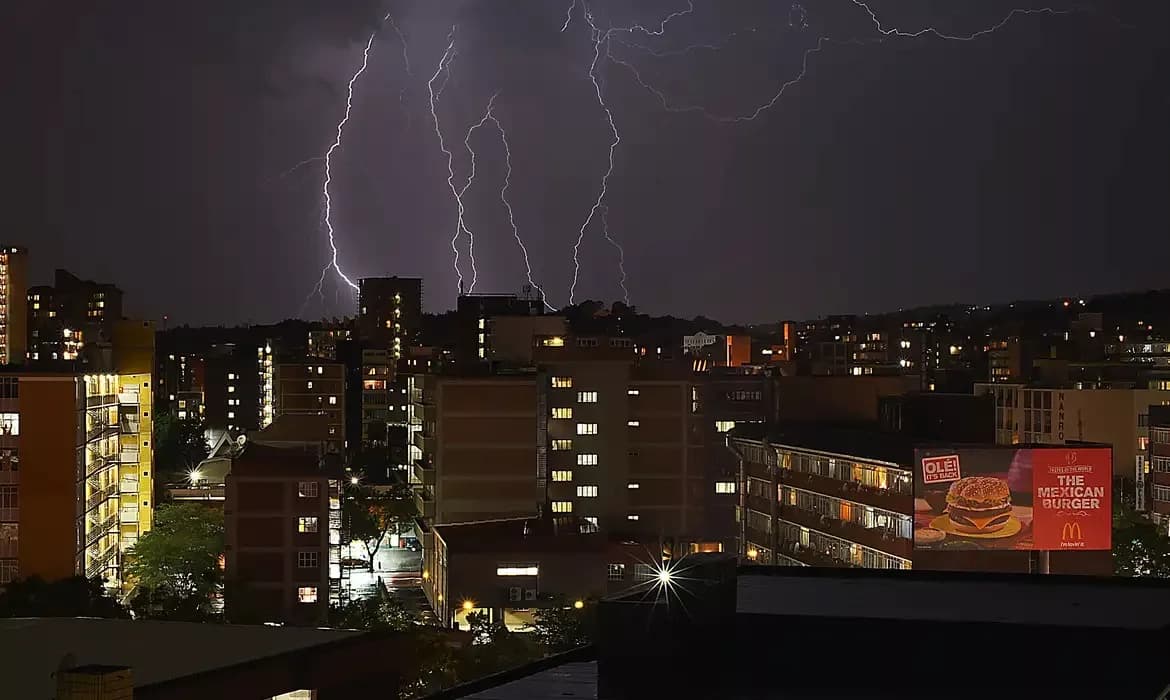 Tecnologia reduz impactos de raios e reforça segurança na rede elétrica do DF