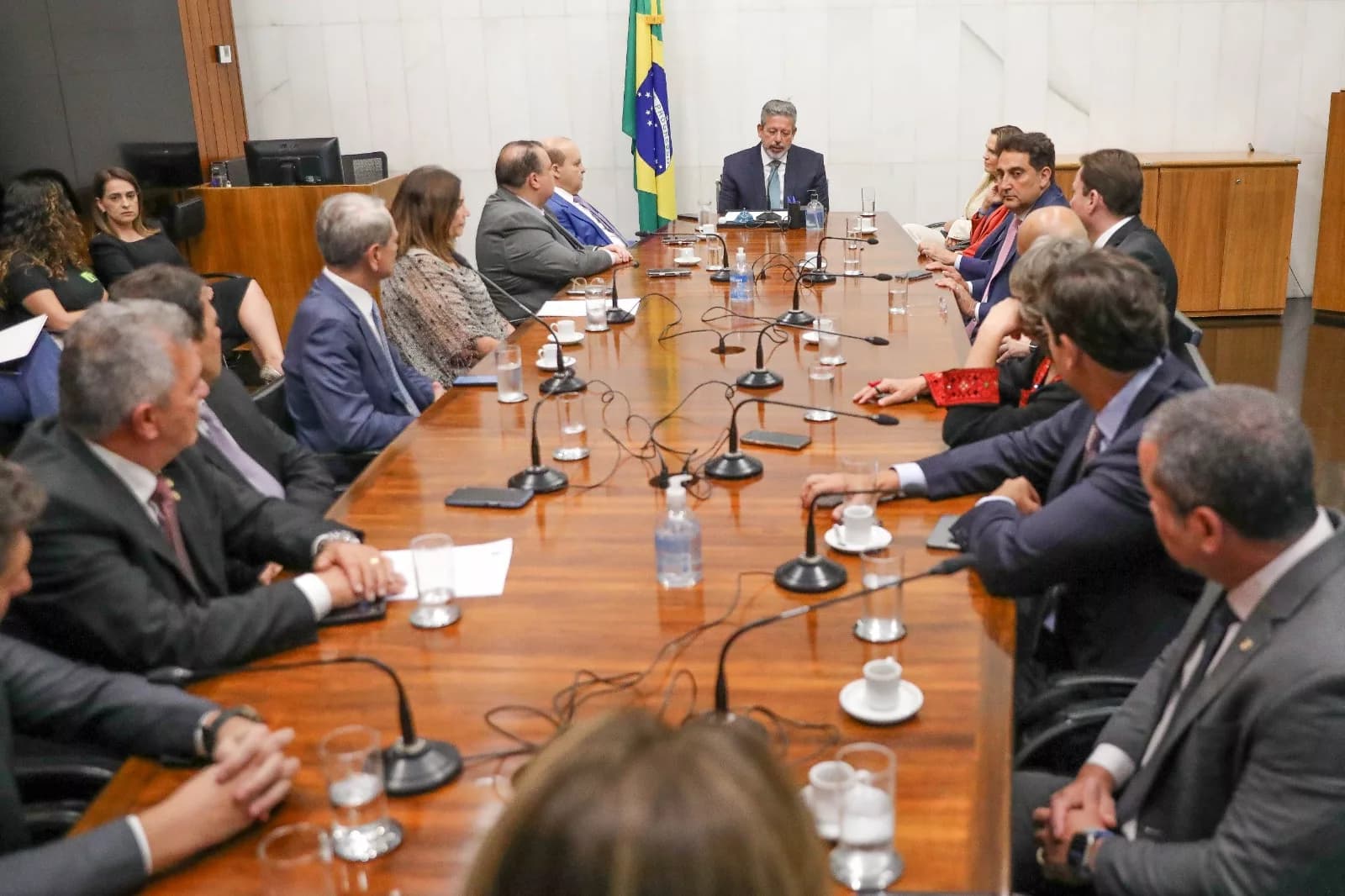 Parlamentares do DF unem forças para defender o Fundo Constitucional em reunião com Arthur Lira