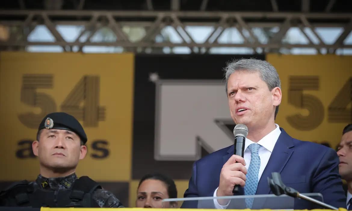 Tarcísio reconhece impacto do discurso na segurança pública e apoia uso de câmeras corporais
