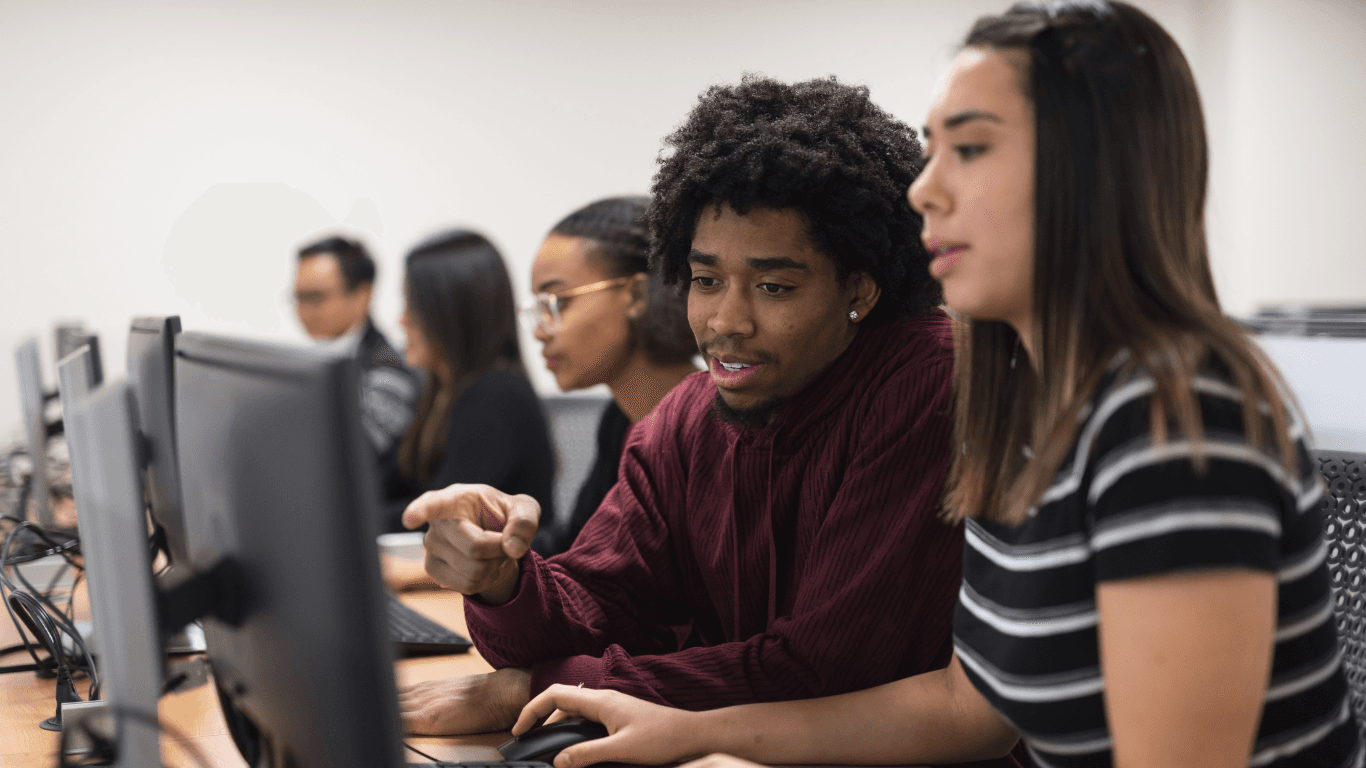 Projeto High Tech Course oferece oficinas gratuitas de tecnologia para jovens e adultos