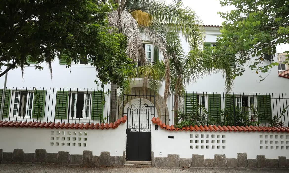 Casa de “Ainda Estou Aqui” vira ponto turístico na Urca após Globo de Ouro