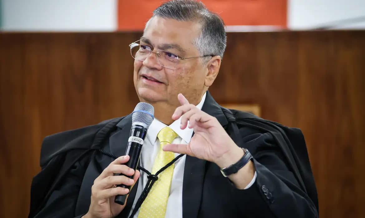 Flávio Dino libera emendas parlamentares para garantir piso da saúde