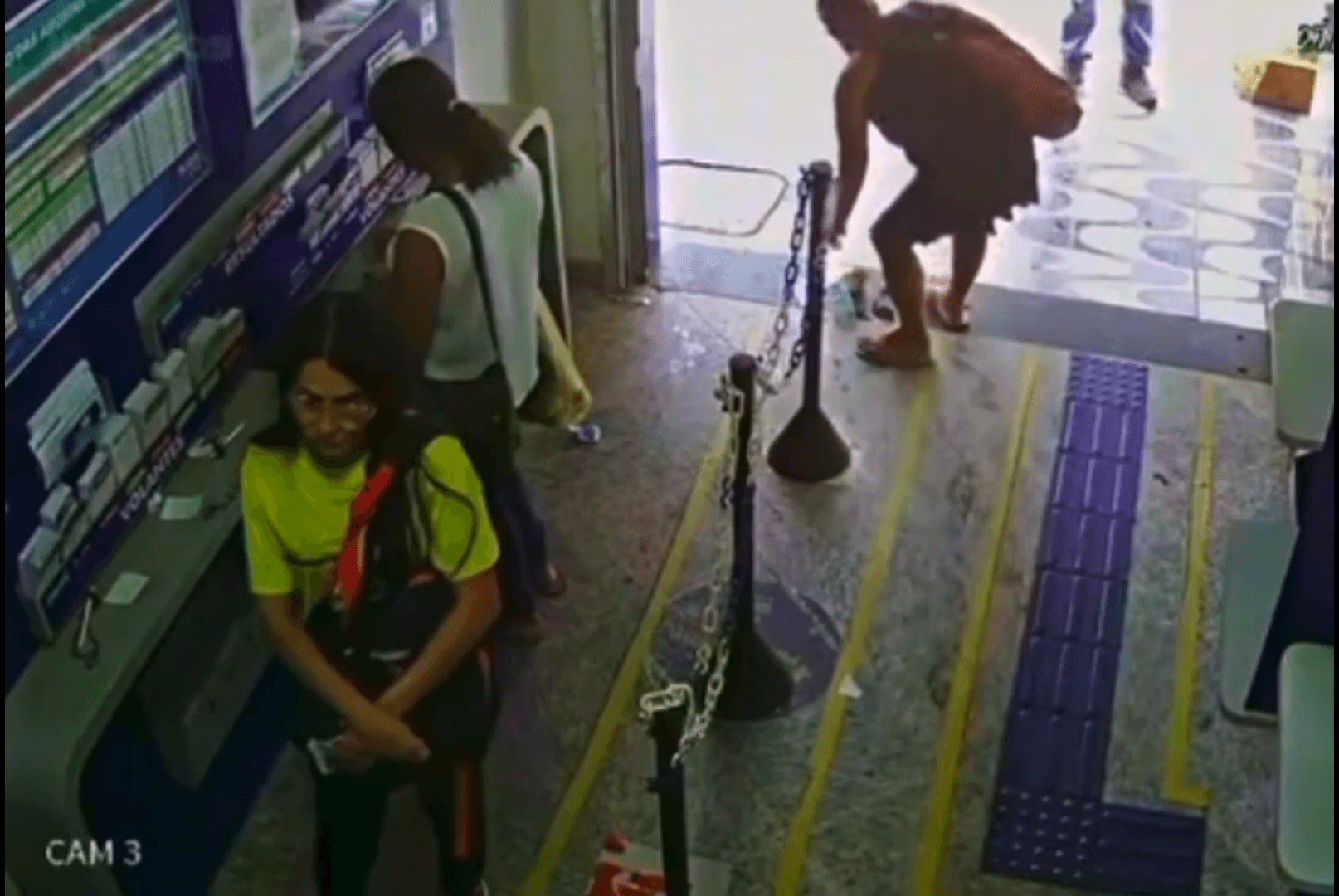 Mulher é flagrada furtando dinheiro caído em lotérica e alega: “Achado não é roubado”