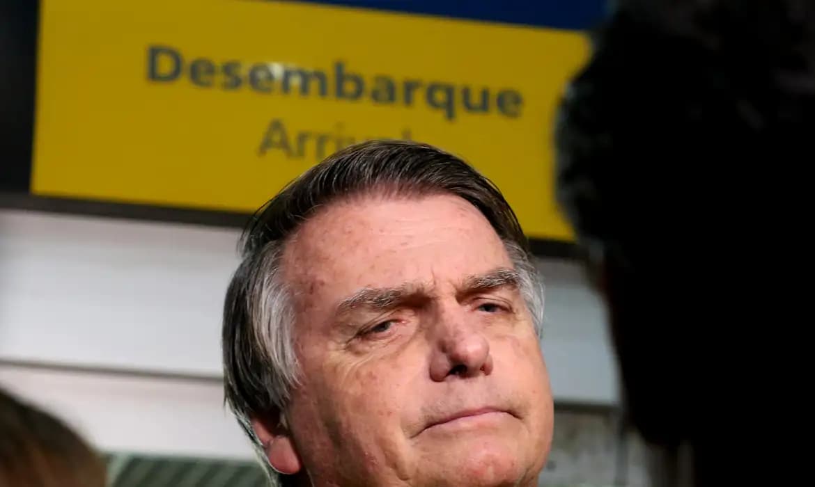 Moraes nega devolução de passaporte a Bolsonaro, citando risco de fuga