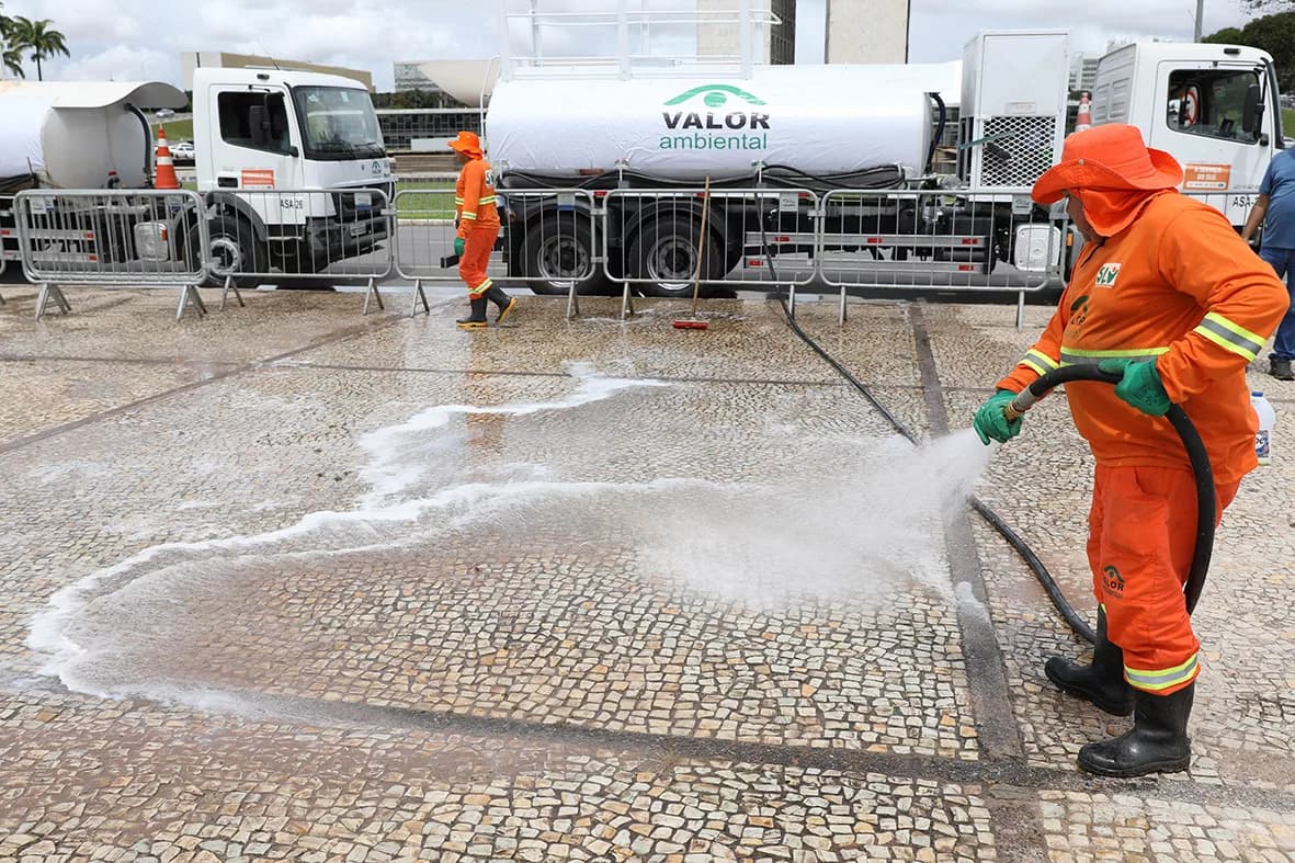 Após reforma, GDF realiza limpeza das pedras portuguesas da Praça dos Três Poderes