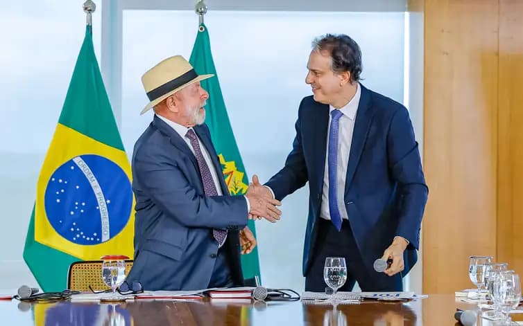 Lula sanciona lei que restringe uso de celulares em escolas e promove educação focada