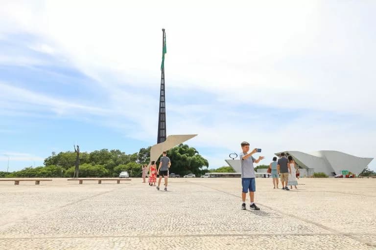 Rota Acessível e restauração de pedras portuguesas modernizam a Esplanada dos Ministérios