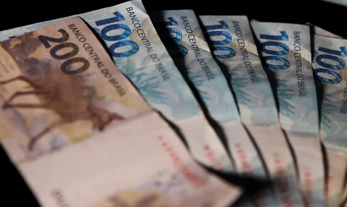 Salário mínimo sobe para R$ 1.518 com reajuste acima da inflação