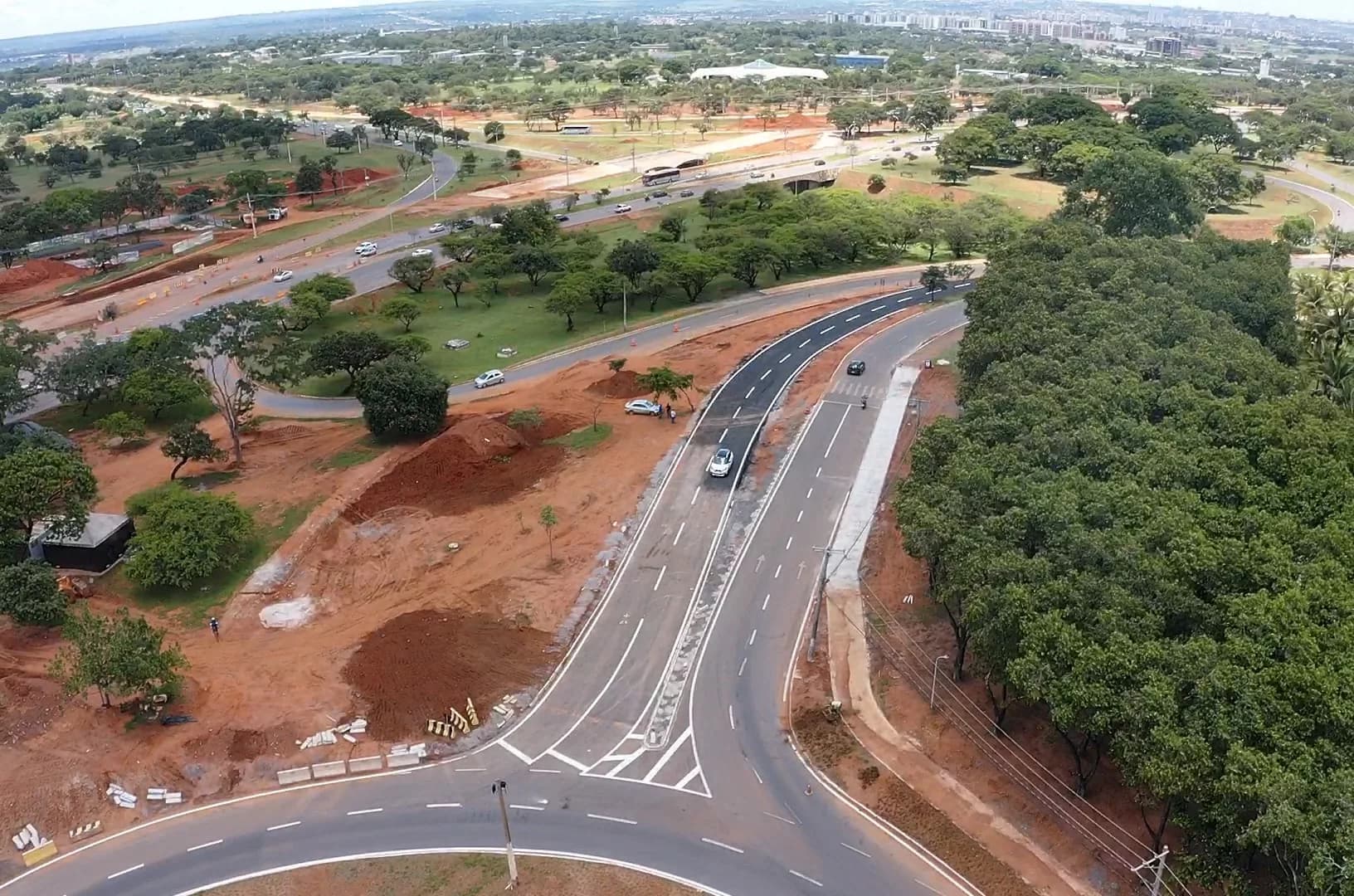 Nova rotatória entre Octogonal e Sudoeste melhora mobilidade com todas as alças liberadas
