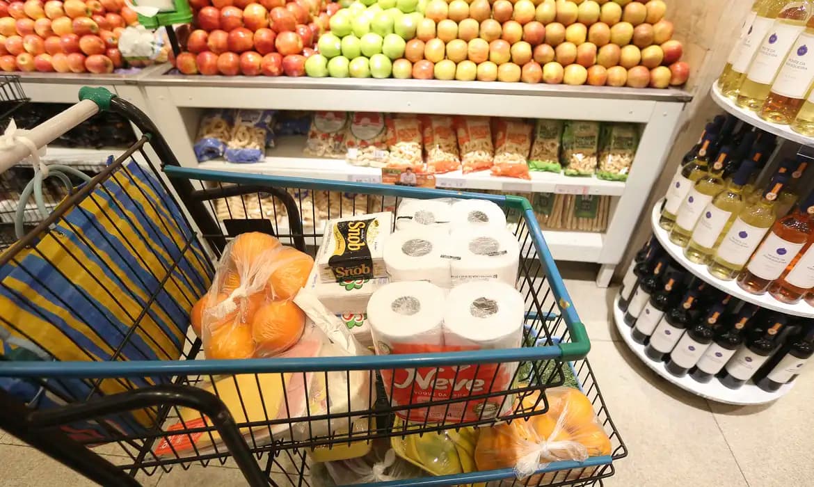 Reforma Tributária isenta cesta básica e eleva impostos de bebidas açucaradas