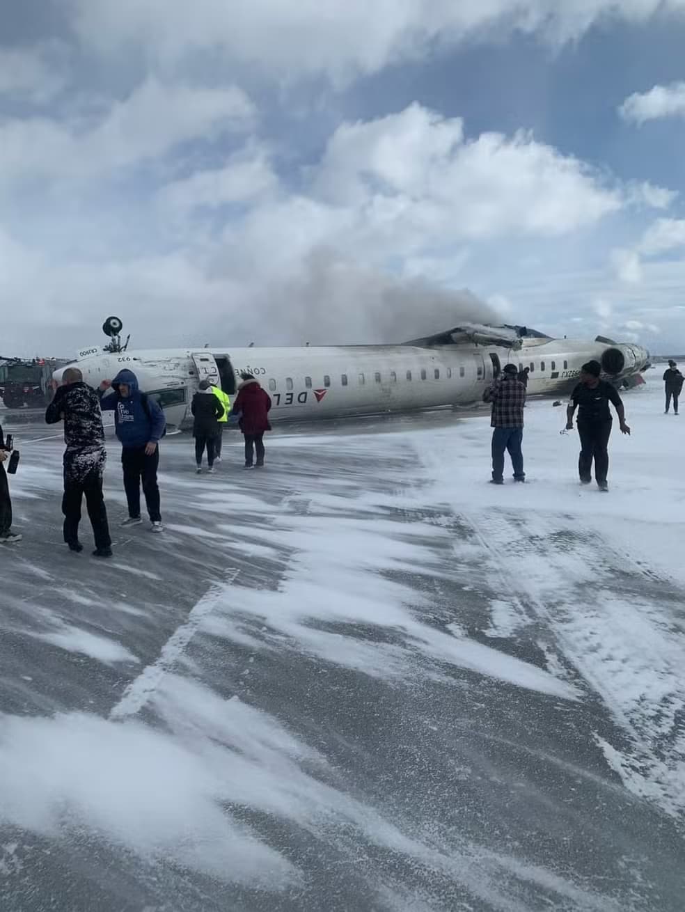Avião da Delta capota ao pousar em Toronto; 18 ficam feridos