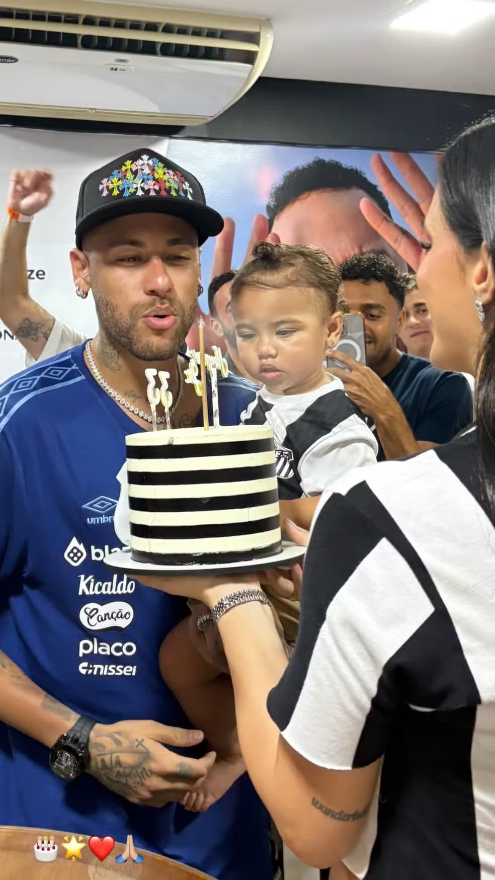 Neymar celebra aniversário com surpresa de Bruna Biancardi e amigos após jogo do Santos
