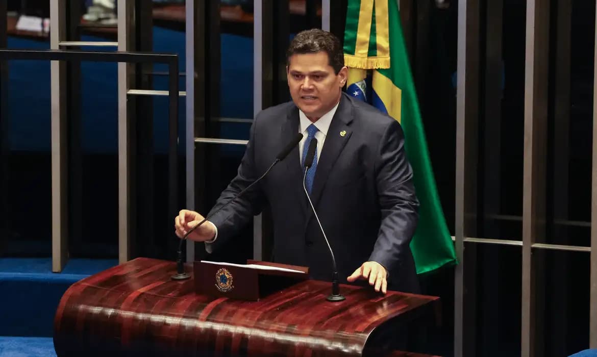 Alcolumbre rejeita debate sobre anistia a golpistas e defende abordagem jurídica