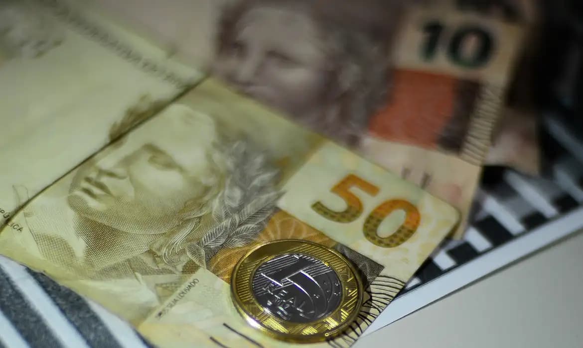 Número de famílias endividadas cai, mas compromissos financeiros seguem pesando no orçamento