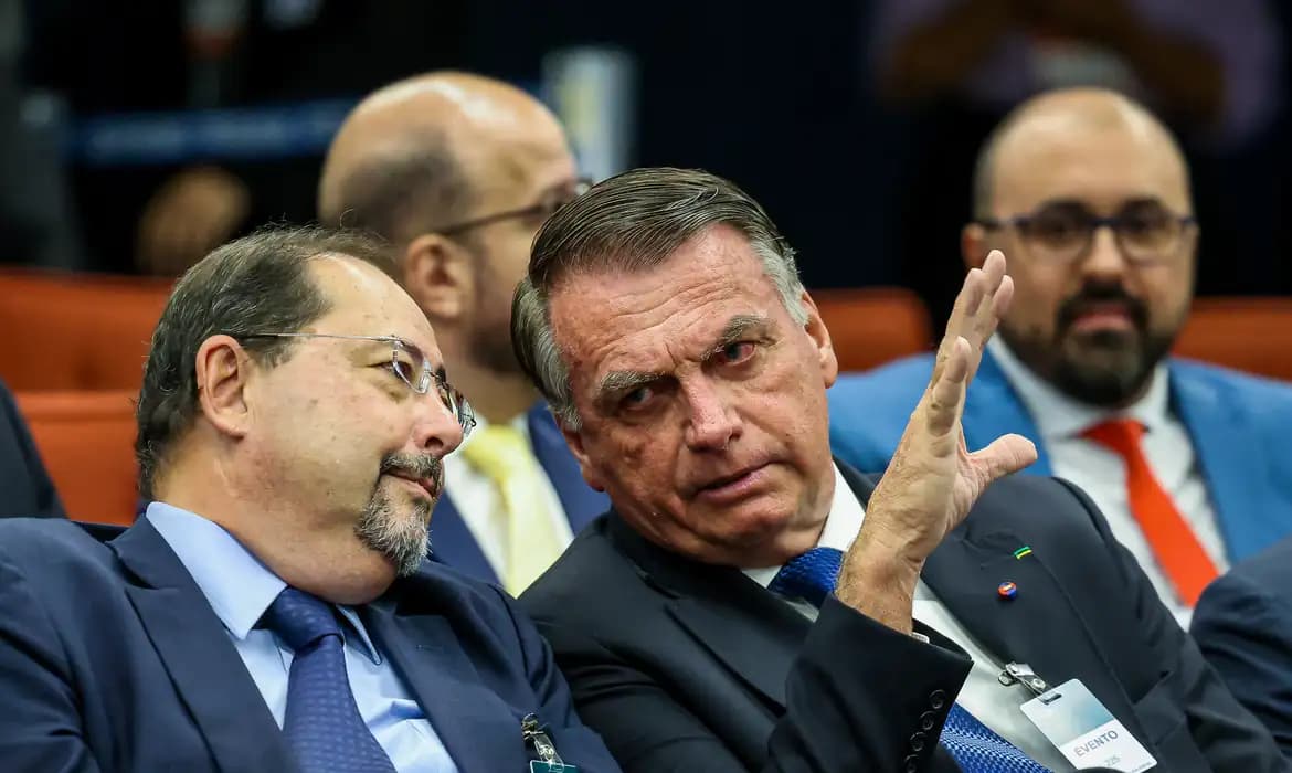 Bolsonaro comparece ao STF para julgamento de denúncia da PGR e enfrenta Alexandre de Moraes