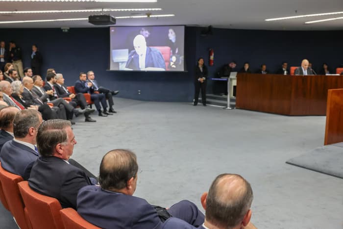 STF inicia julgamento que pode tornar Bolsonaro e aliados réus por tentativa de golpe