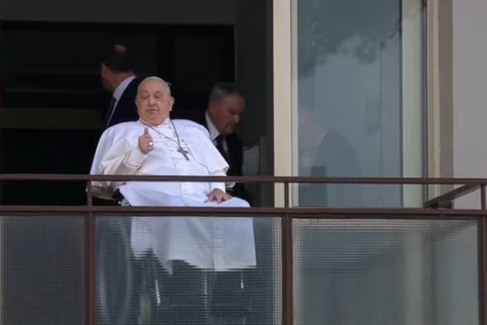Papa Francisco recebe alta após 38 dias internado e seguirá em repouso no Vaticano
