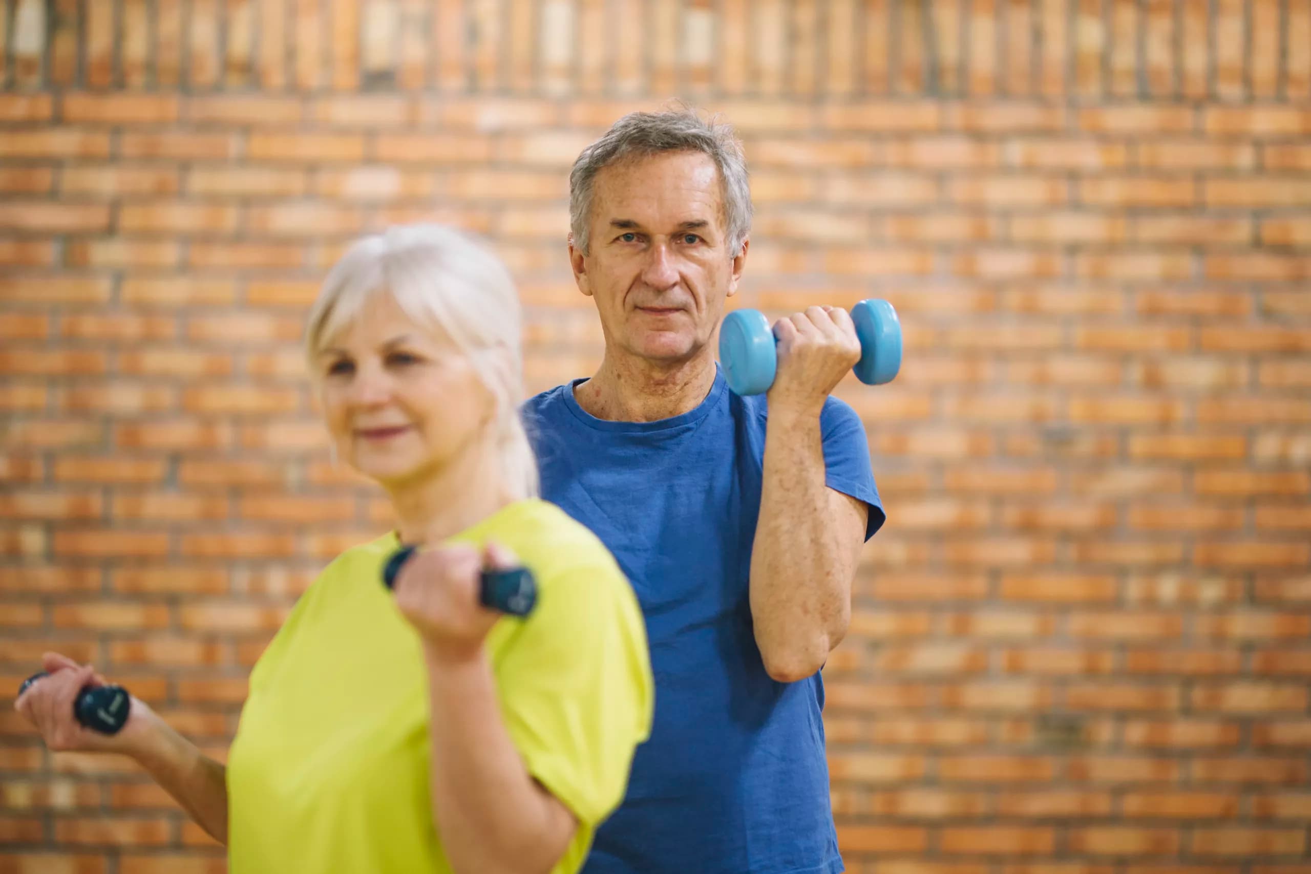 Musculação ajuda a prevenir demência em idosos e melhora memória, aponta estudo brasileiro