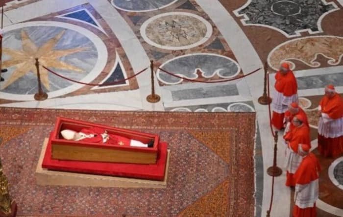 Velório do Papa Francisco se encerra com homenagens e prepara fiéis para o funeral no sábado