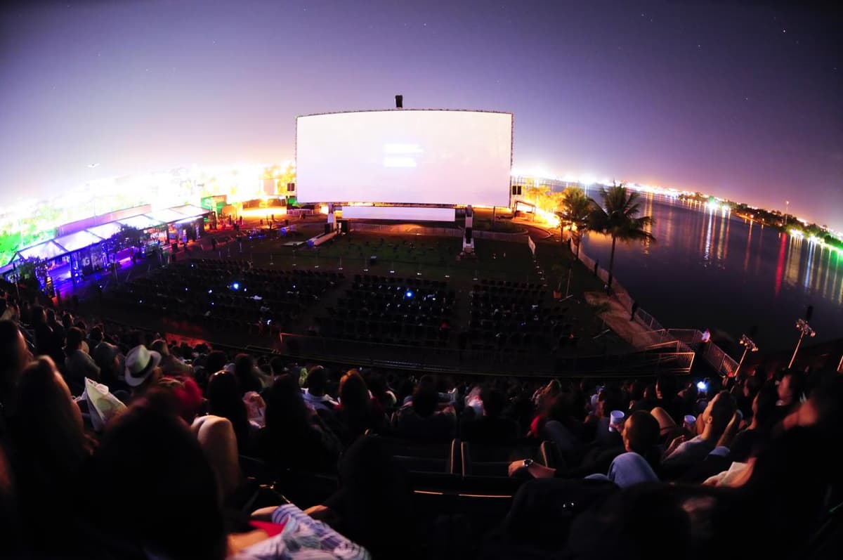 Open Air Brasil traz maior tela de cinema a céu aberto de volta a Brasília