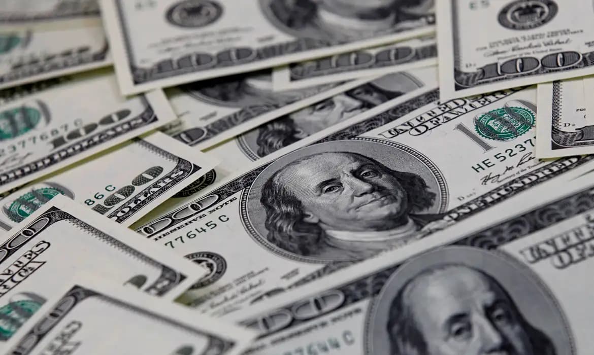 Dólar fecha em alta após mudanças no IOF