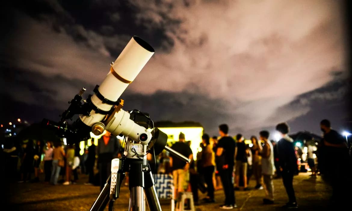 Lua guia observação de Spica e Antares