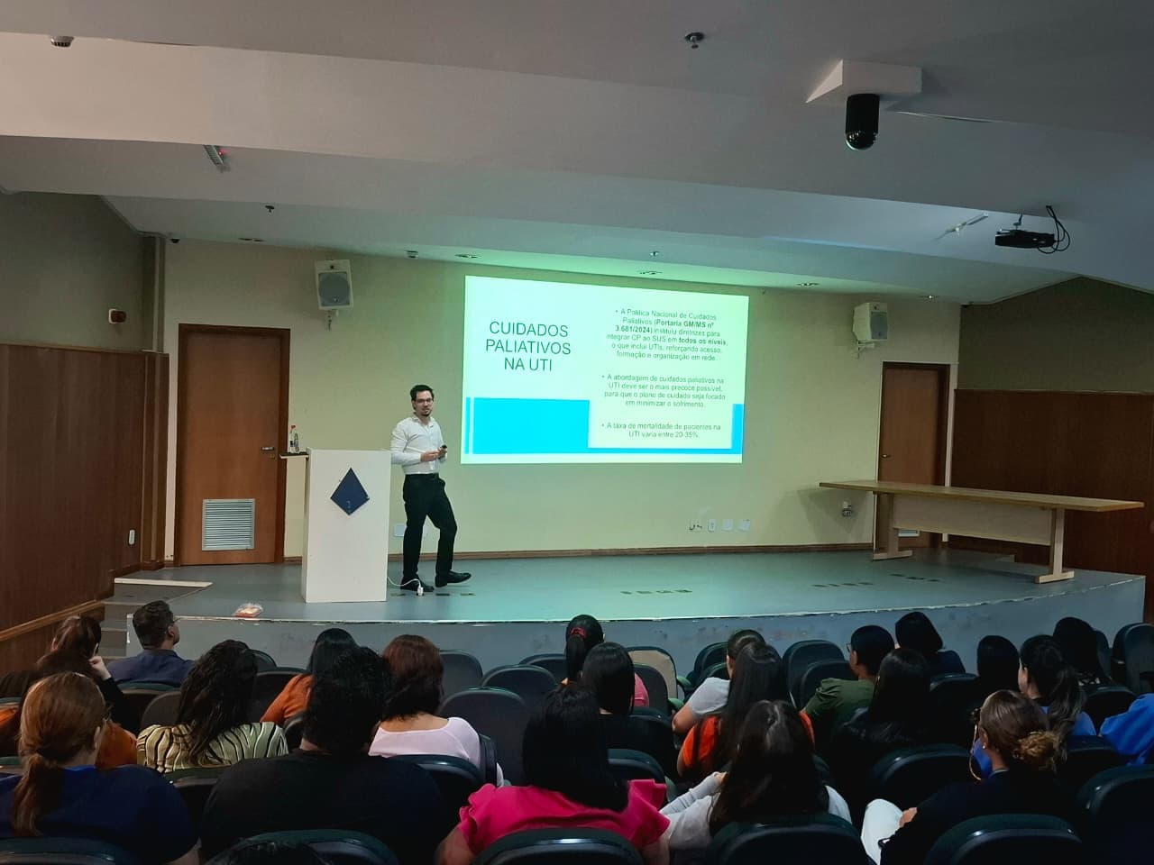 Hospital de Santa Maria capacita equipes em cuidados paliativos para UTIs