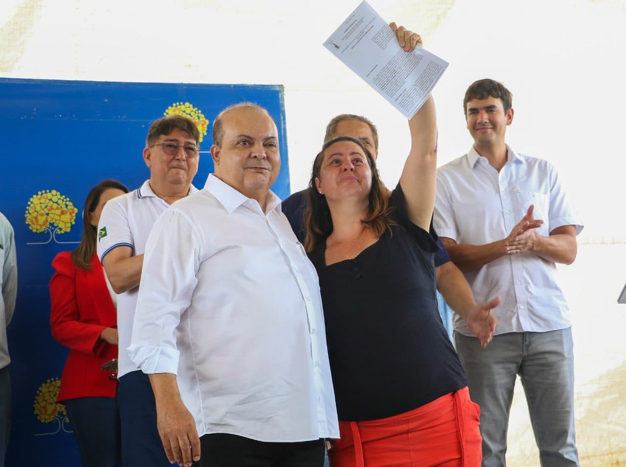 Produtores de São Sebastião recebem contrato temporário para uso da terra