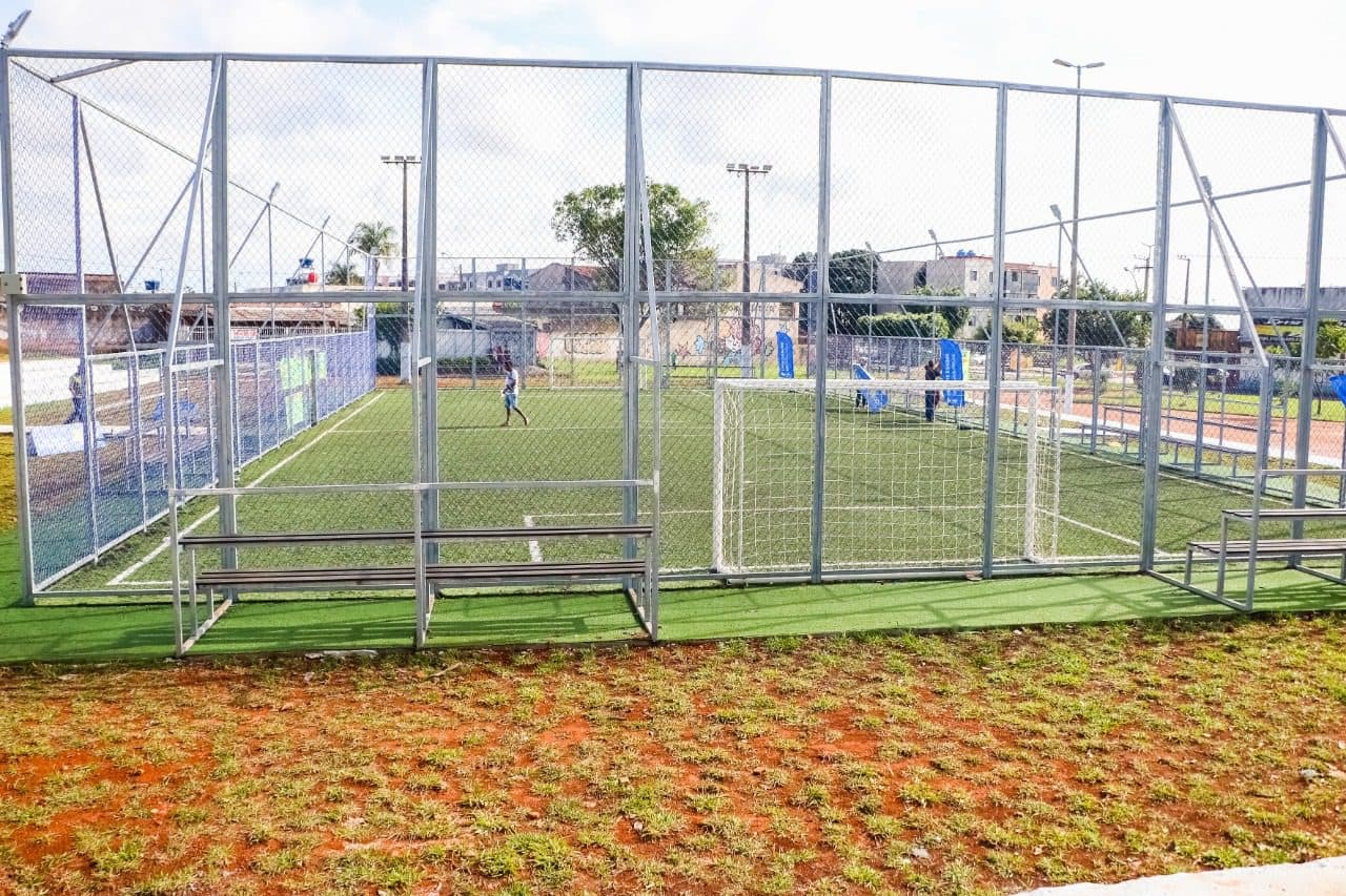 Governador entrega campo de grama sintética em Taguatinga