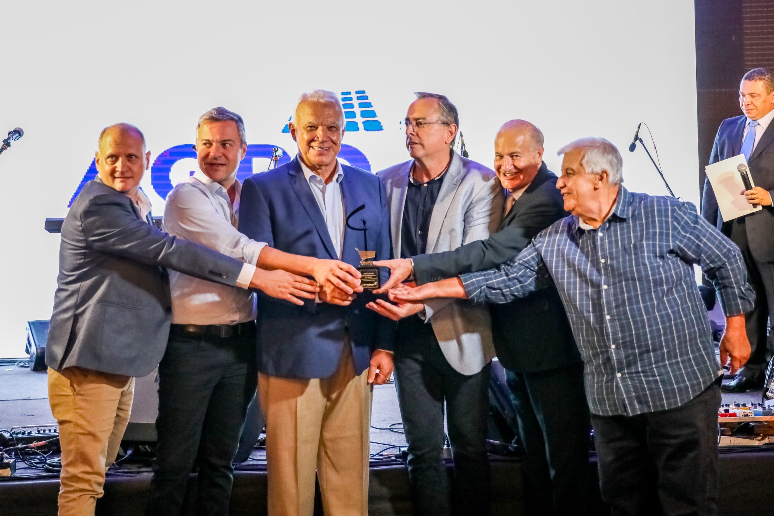 Governador Ibaneis recebe homenagem do Sindicato dos Supermercados do DF