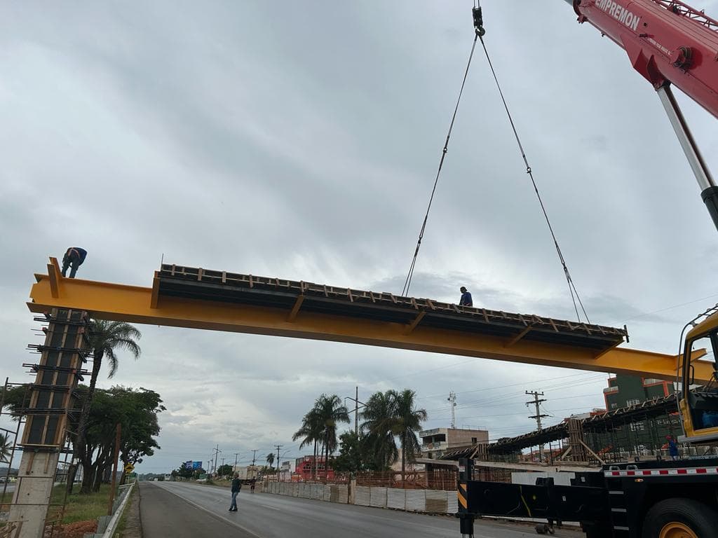 Passarela em Planaltina recebe primeira viga metálica