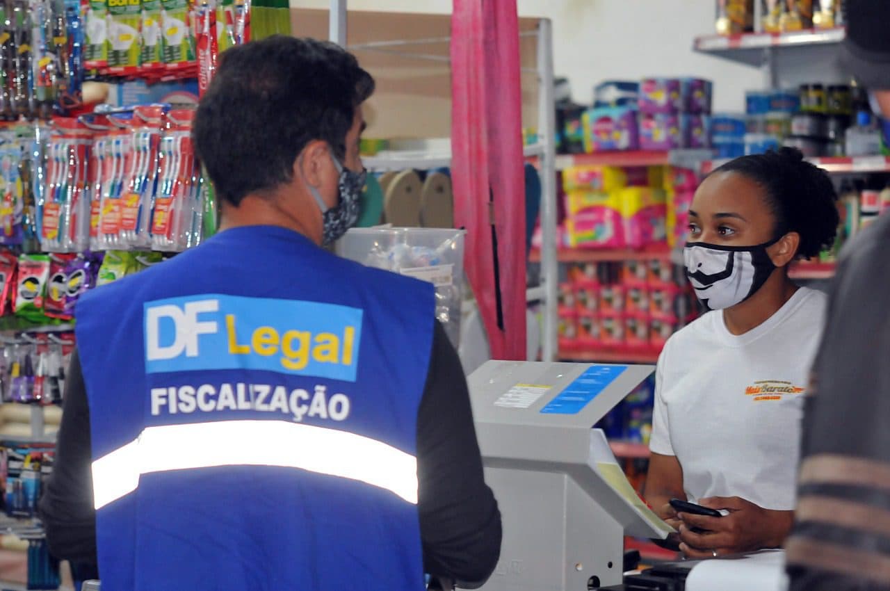 Fantasia não está proibida; aglomeração, sim