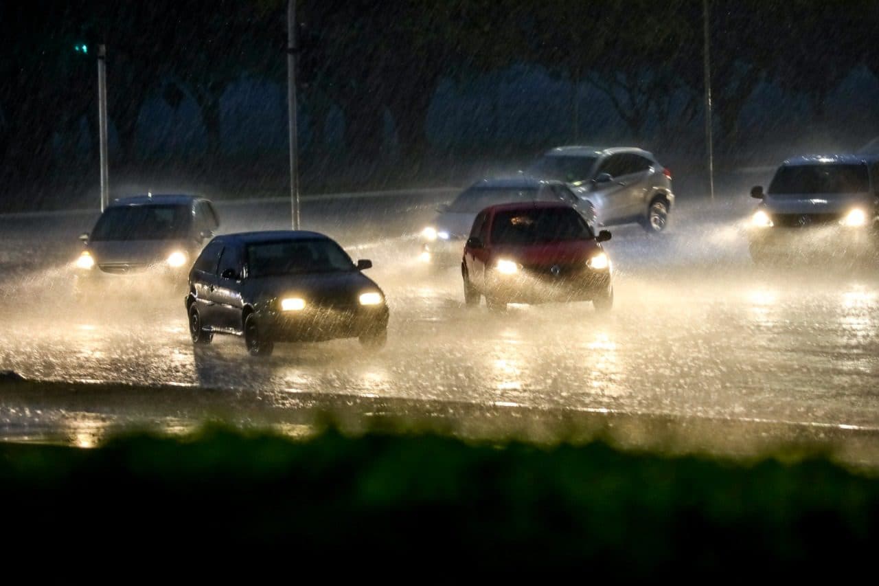 Em temporada de chuva, redobre os cuidados ao dirigir pelas ruas do DF