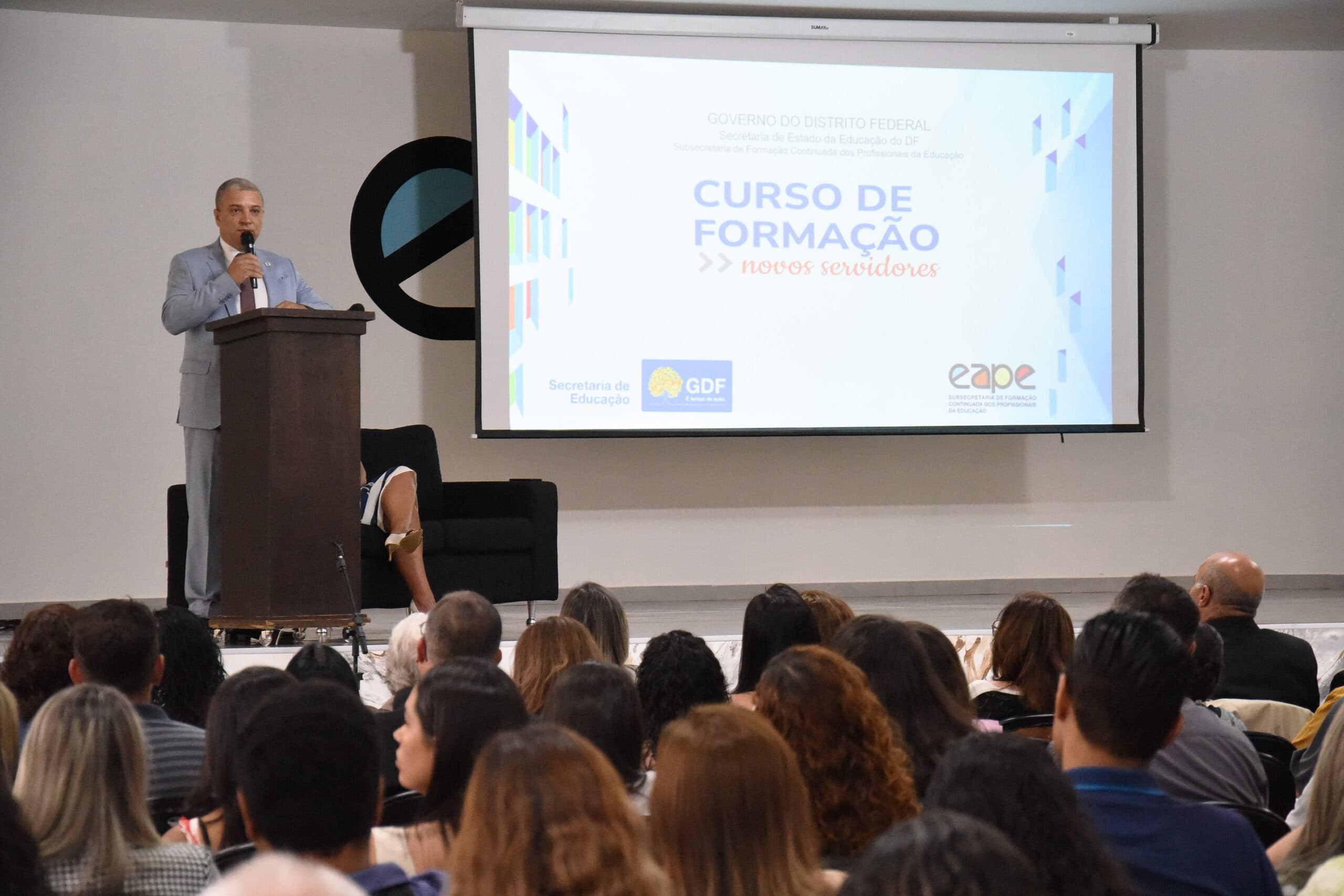 Curso acolhe e prepara novos servidores da Educação