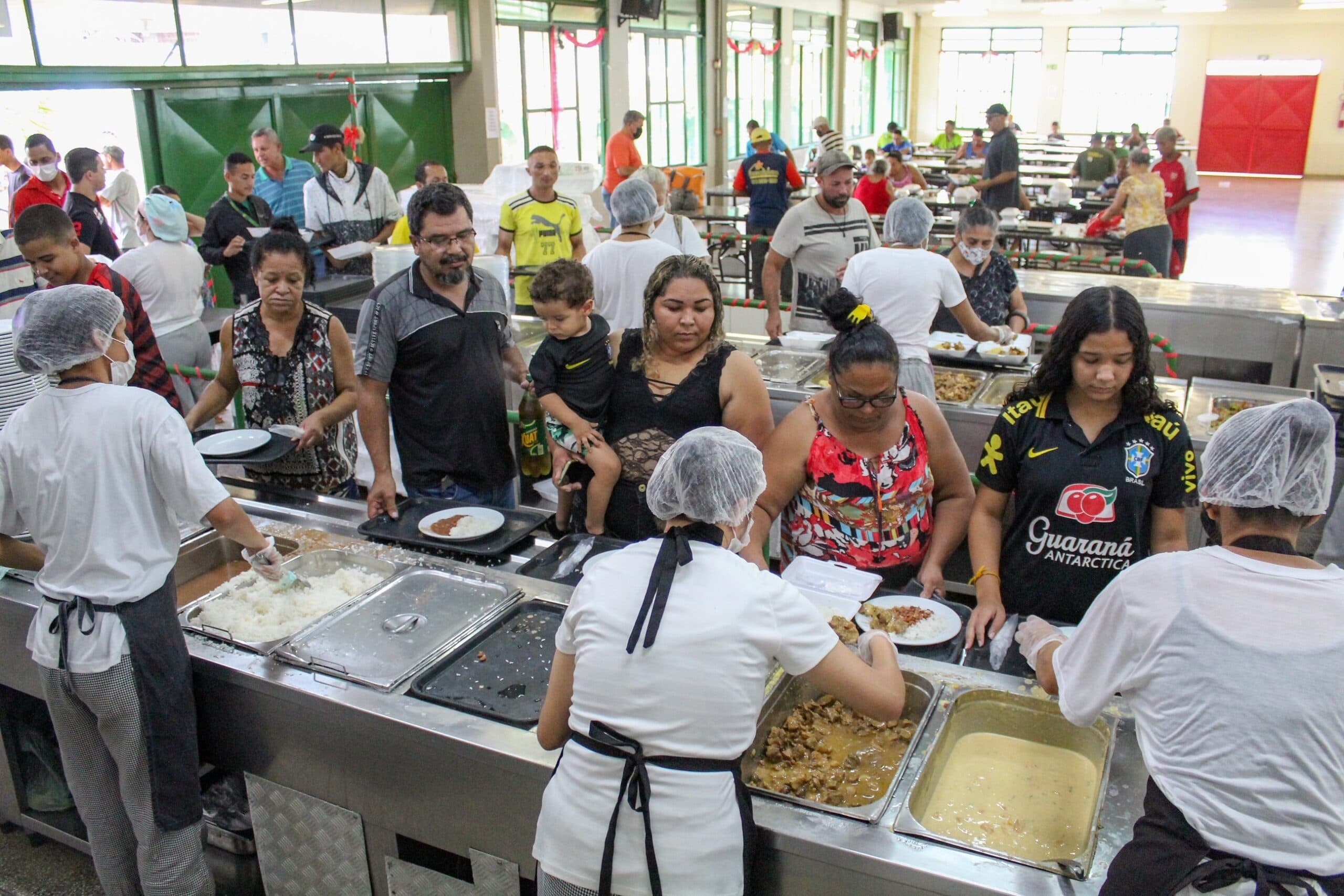 Ceia de ano-novo leva mais de 45 mil a restaurantes comunitários