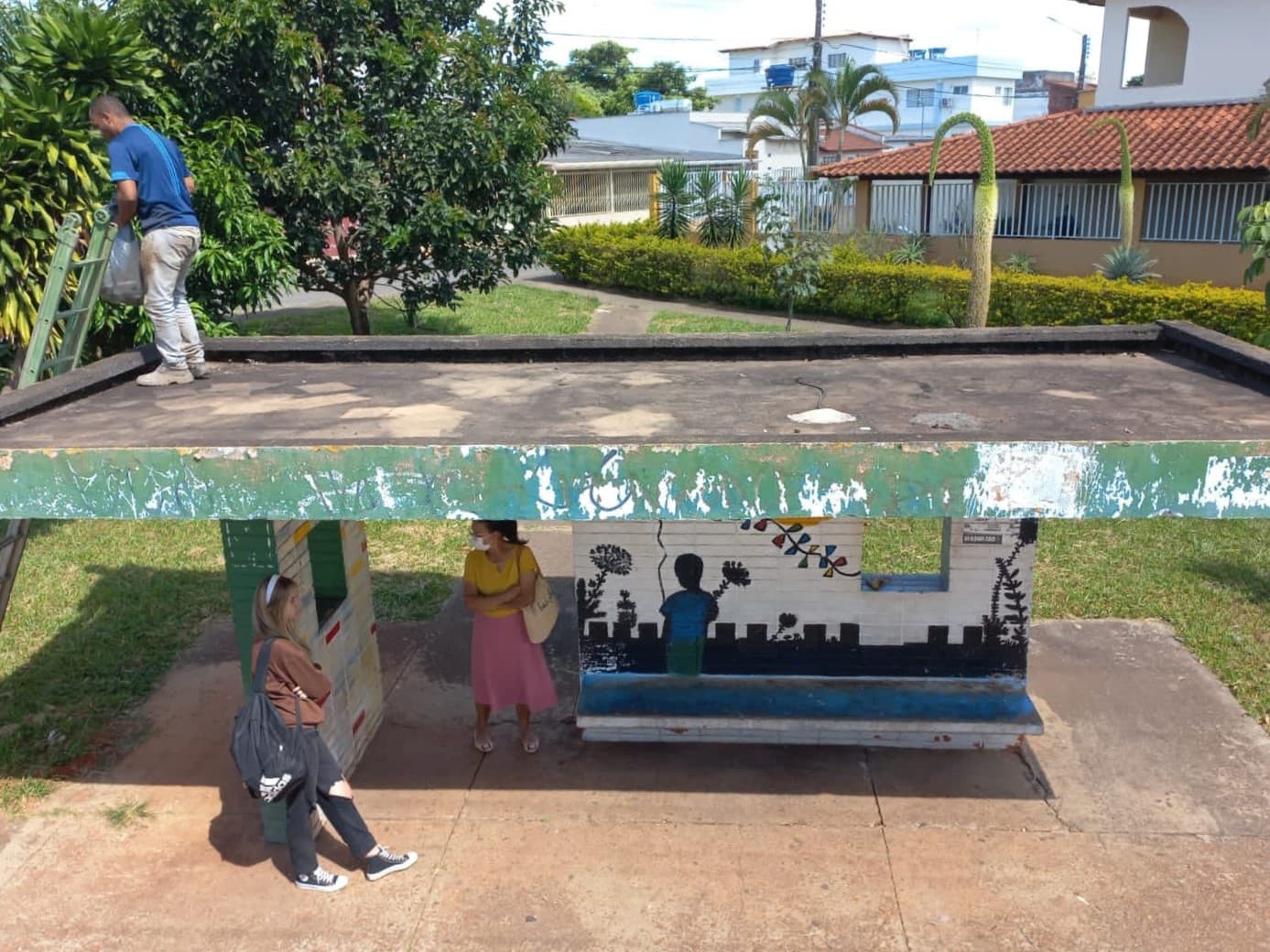 Paradas de ônibus do Cruzeiro são limpas, em ação de combate à dengue