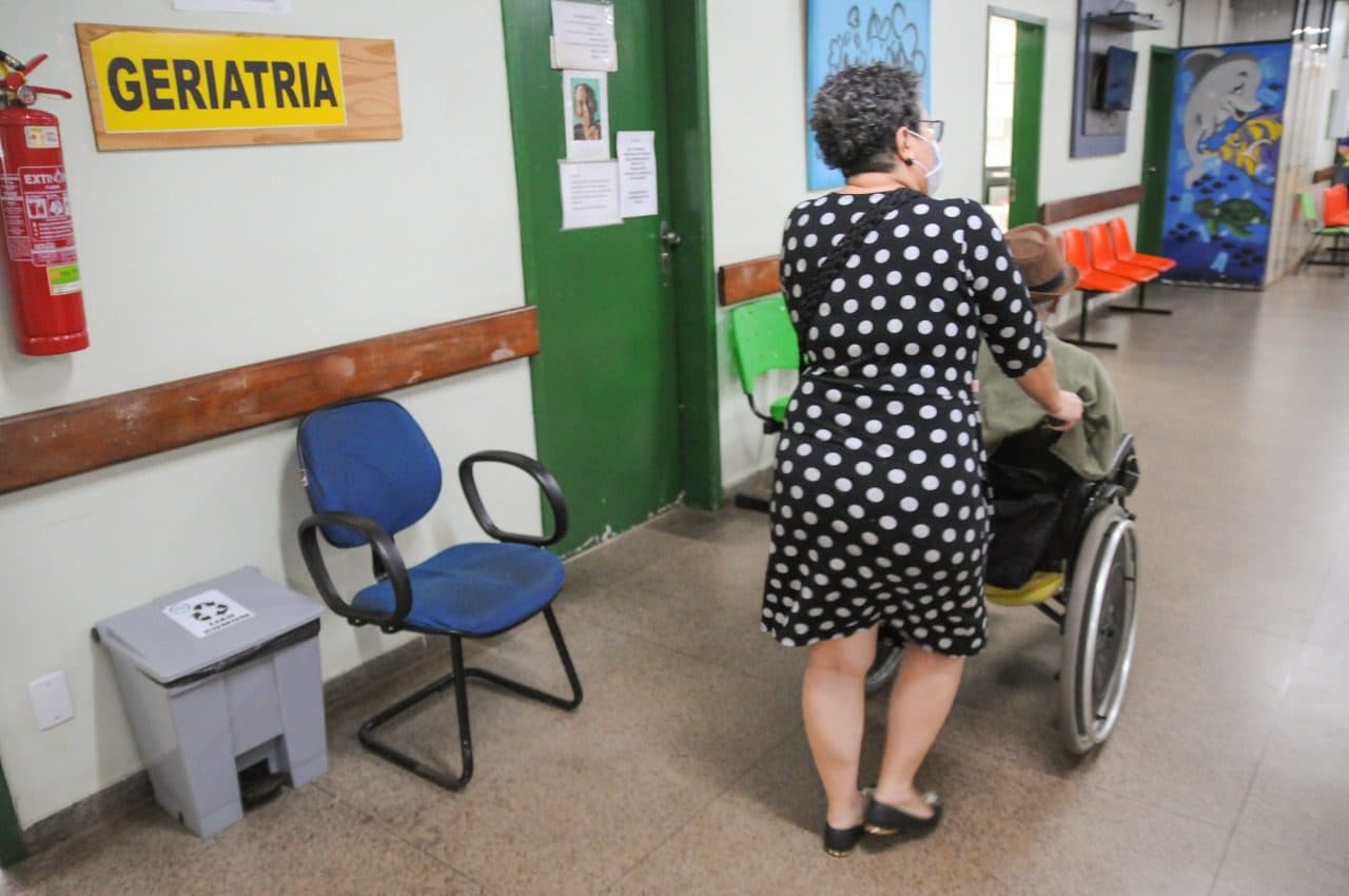 Pesquisa quer informações sobre cuidados de pessoas idosas com demência