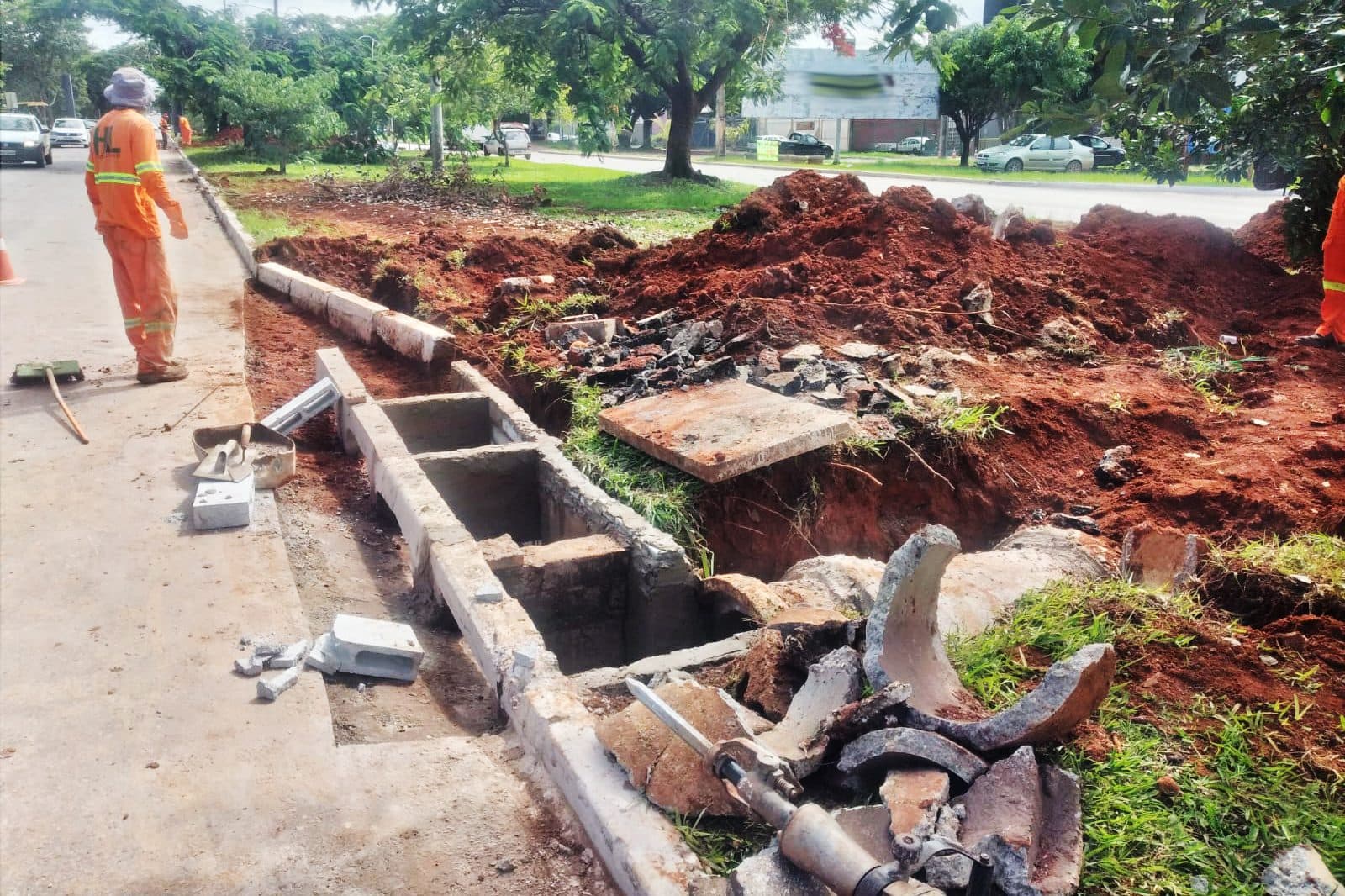 GDF Presente faz limpeza de praça e obra de drenagem em Ceilândia