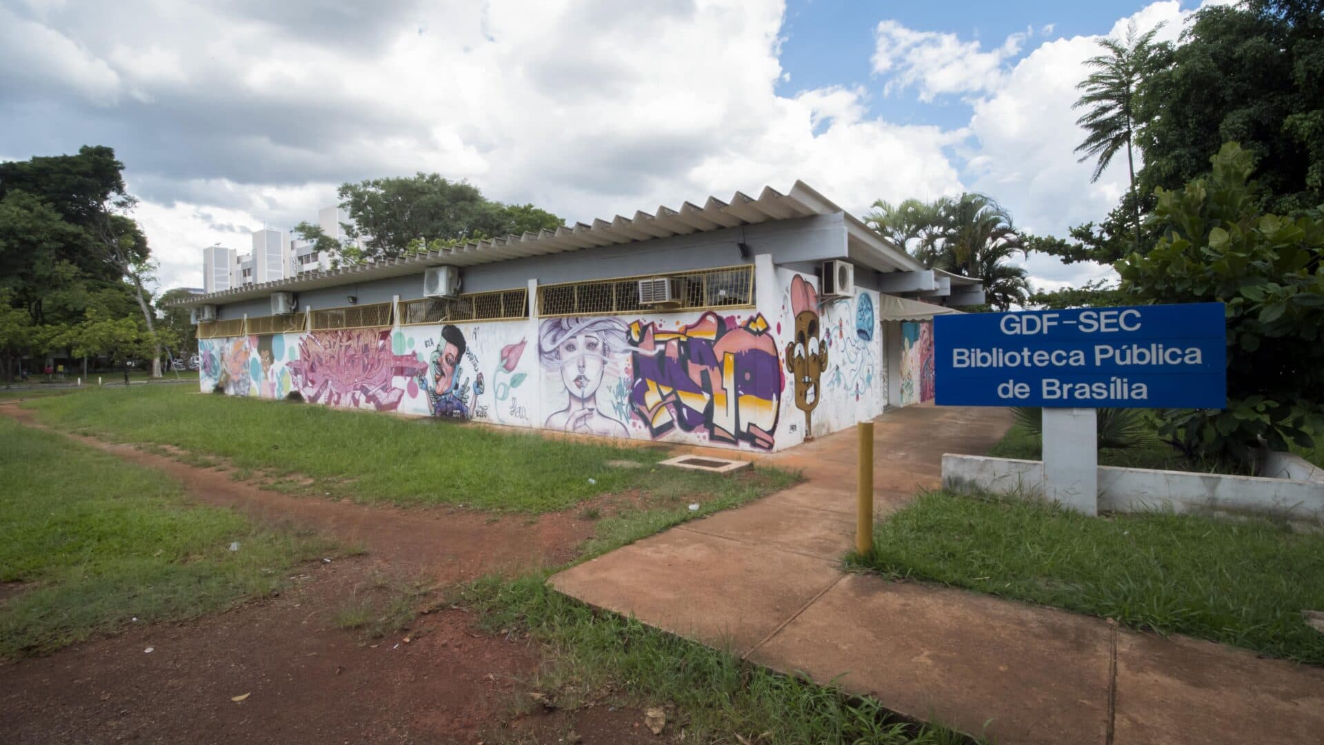 Biblioteca Pública reabre reformada