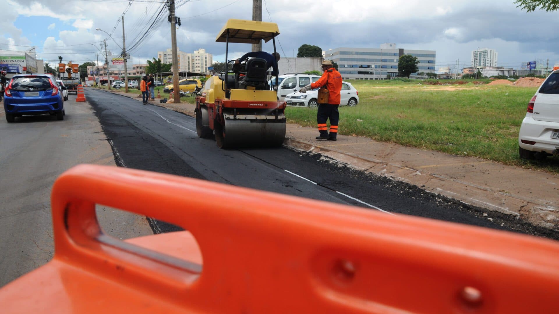 Avenida Vereda da Cruz passa por recapeamento