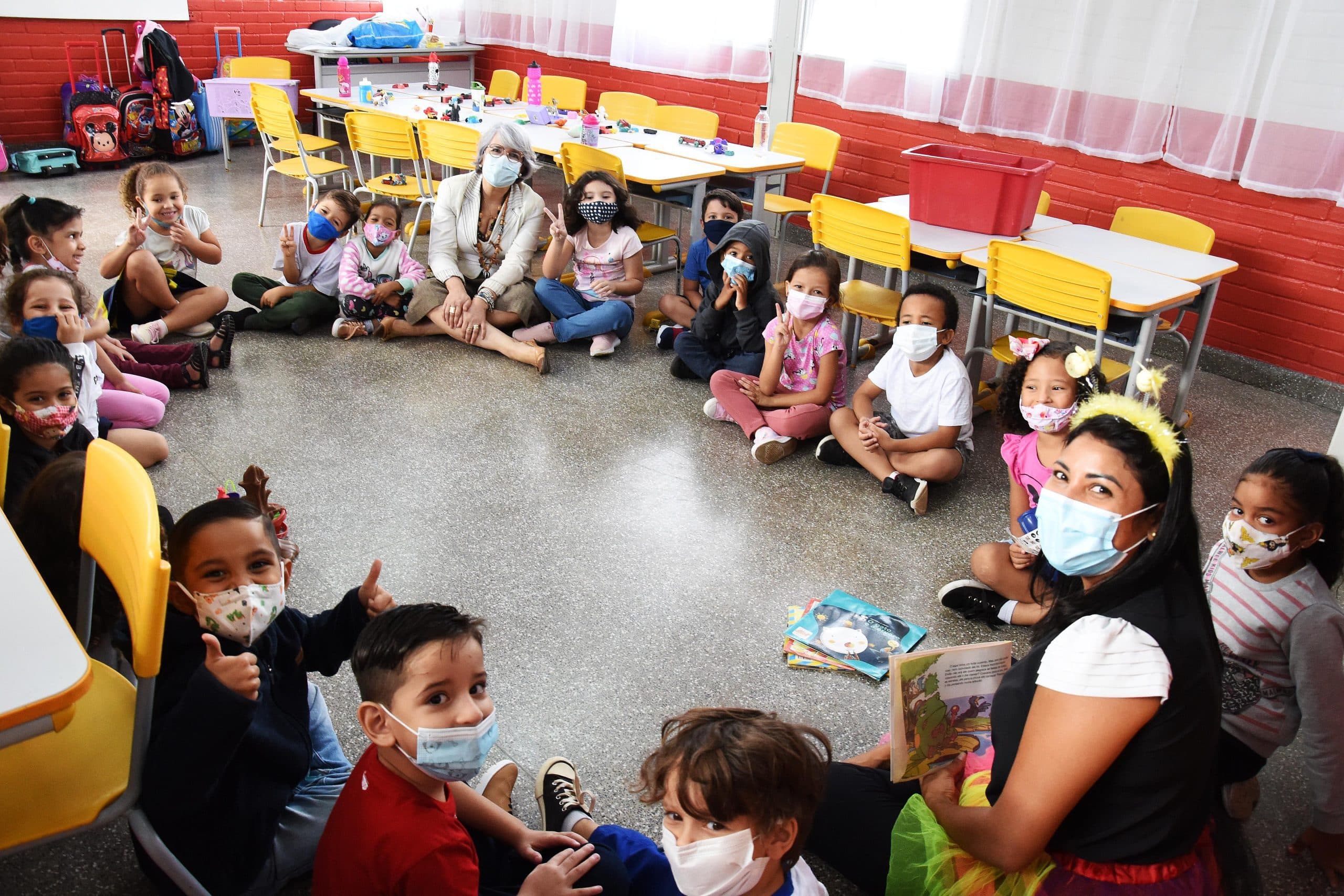 Mais de 430 mil alunos da rede pública retornam às aulas presenciais