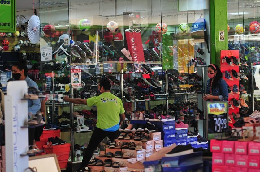 Comércio em busca de profissionais para contratação