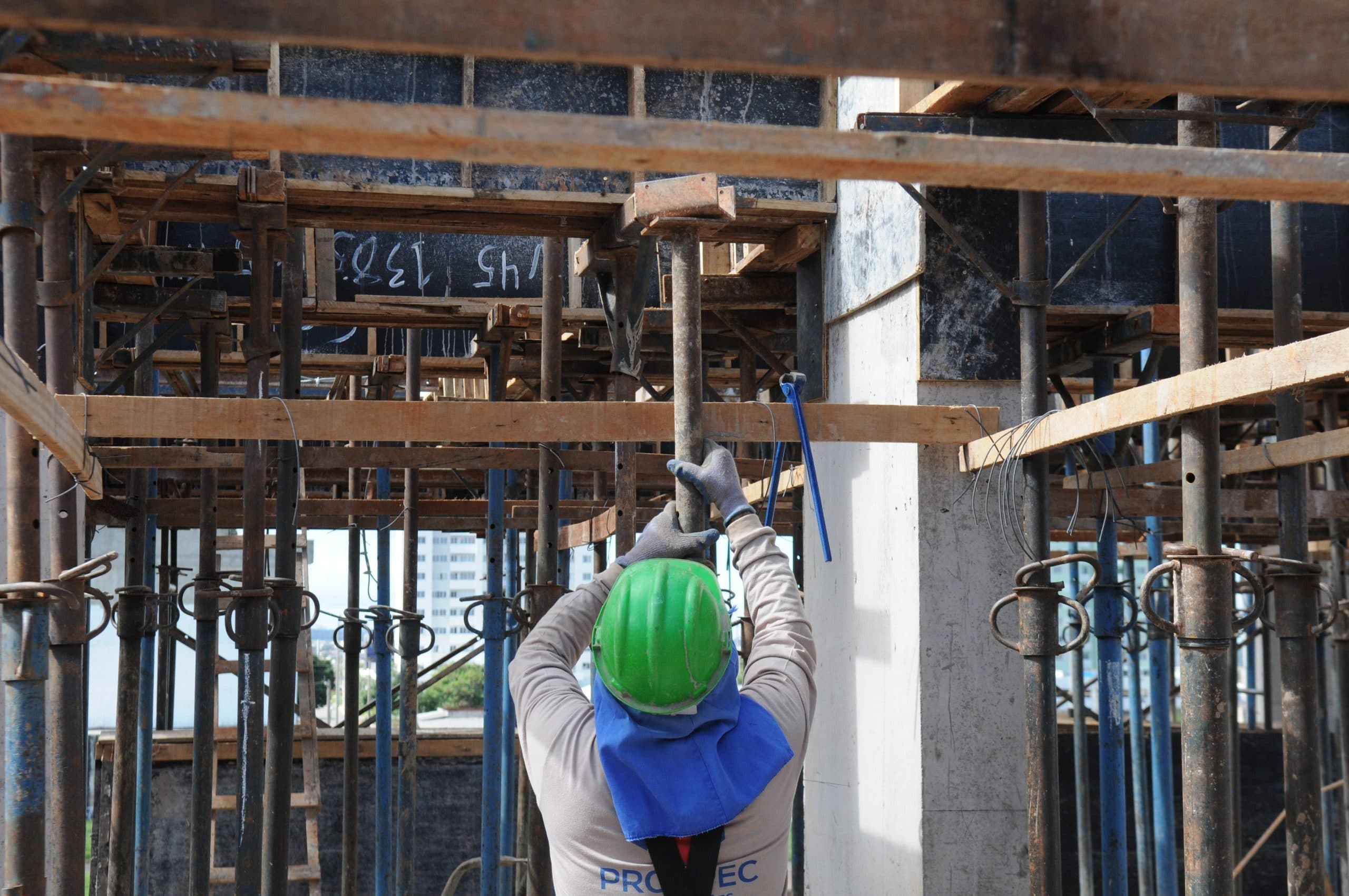 Construção civil e setor gastronômico buscam profissionais