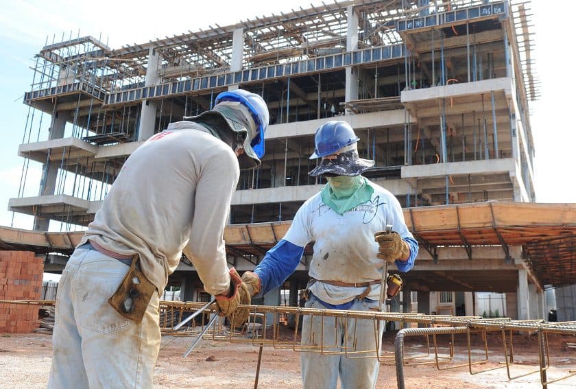 Vagas para mecânicos e profissionais de construção civil